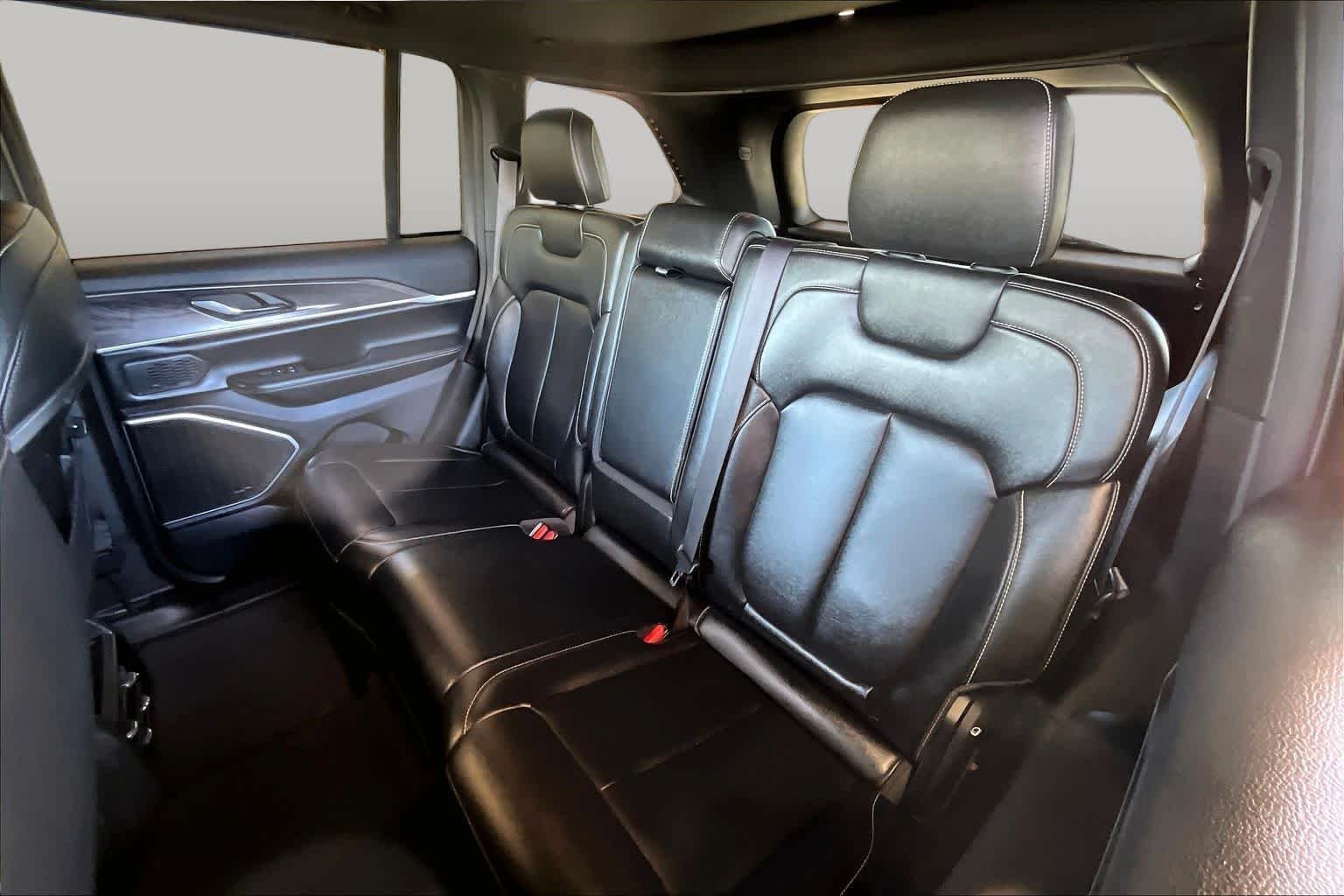 Used 2024 Baltic Gray Metallic Clearcoat Jeep  image 21