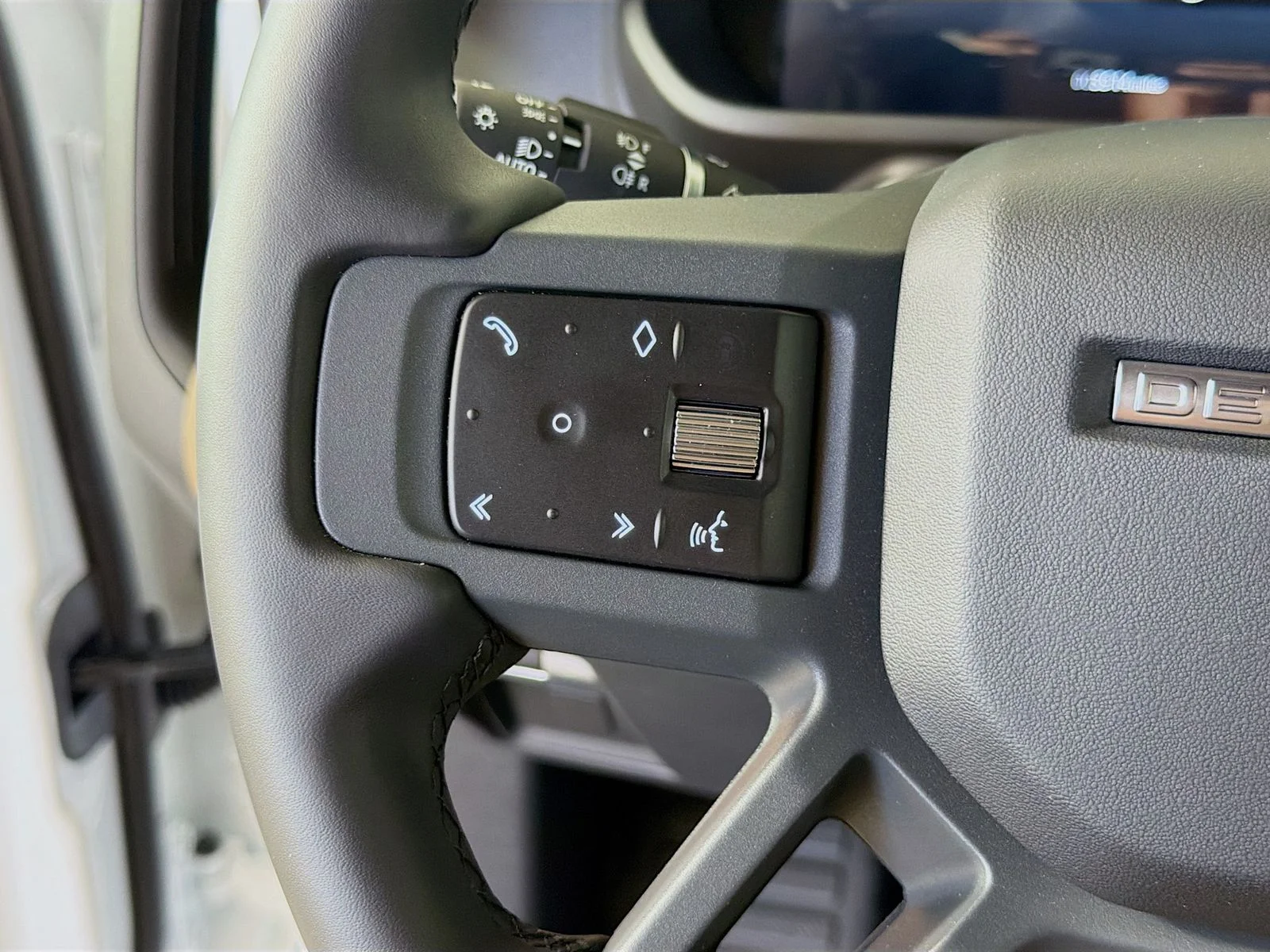 Used 2026 Fuji White Land Rover X-Dynamic SE image 12