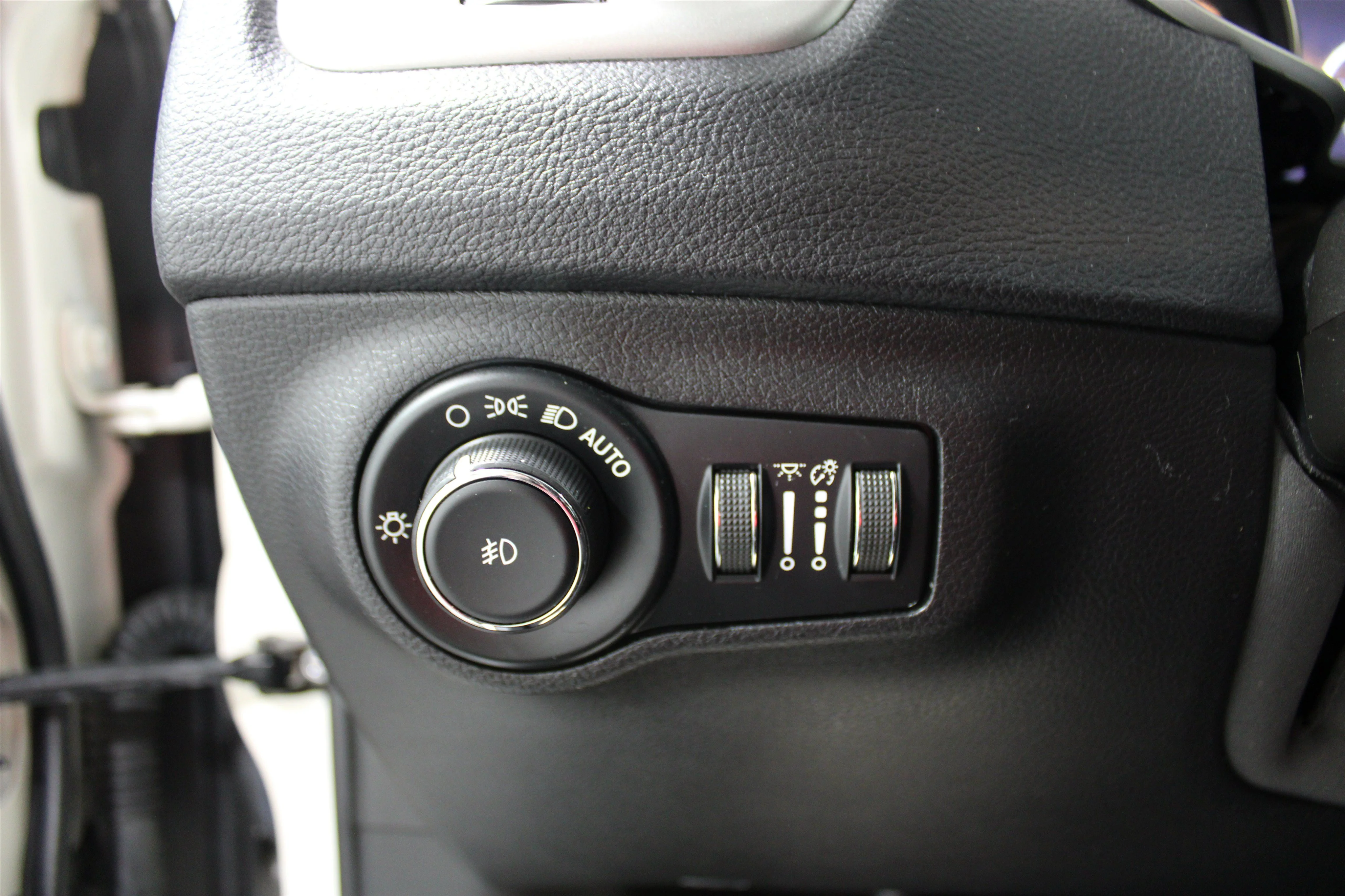 Used 2019 Pearl White Tri-Coat Jeep High Altitude image 8