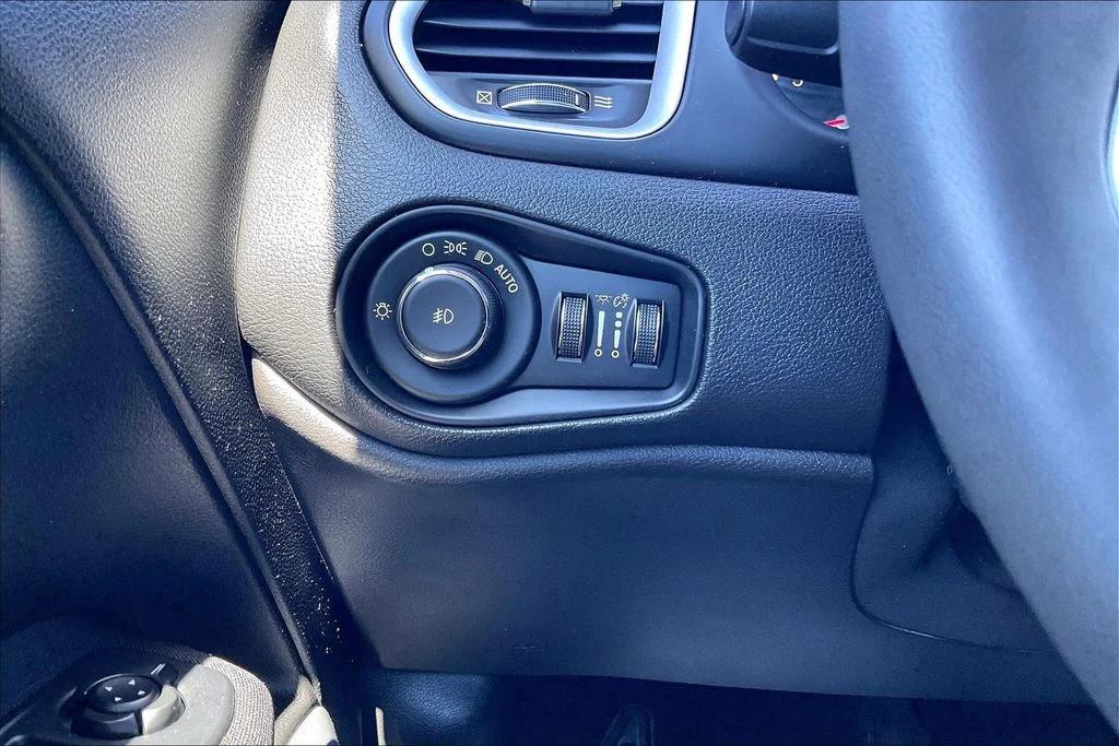Used 2018 Red Jeep Latitude image 34