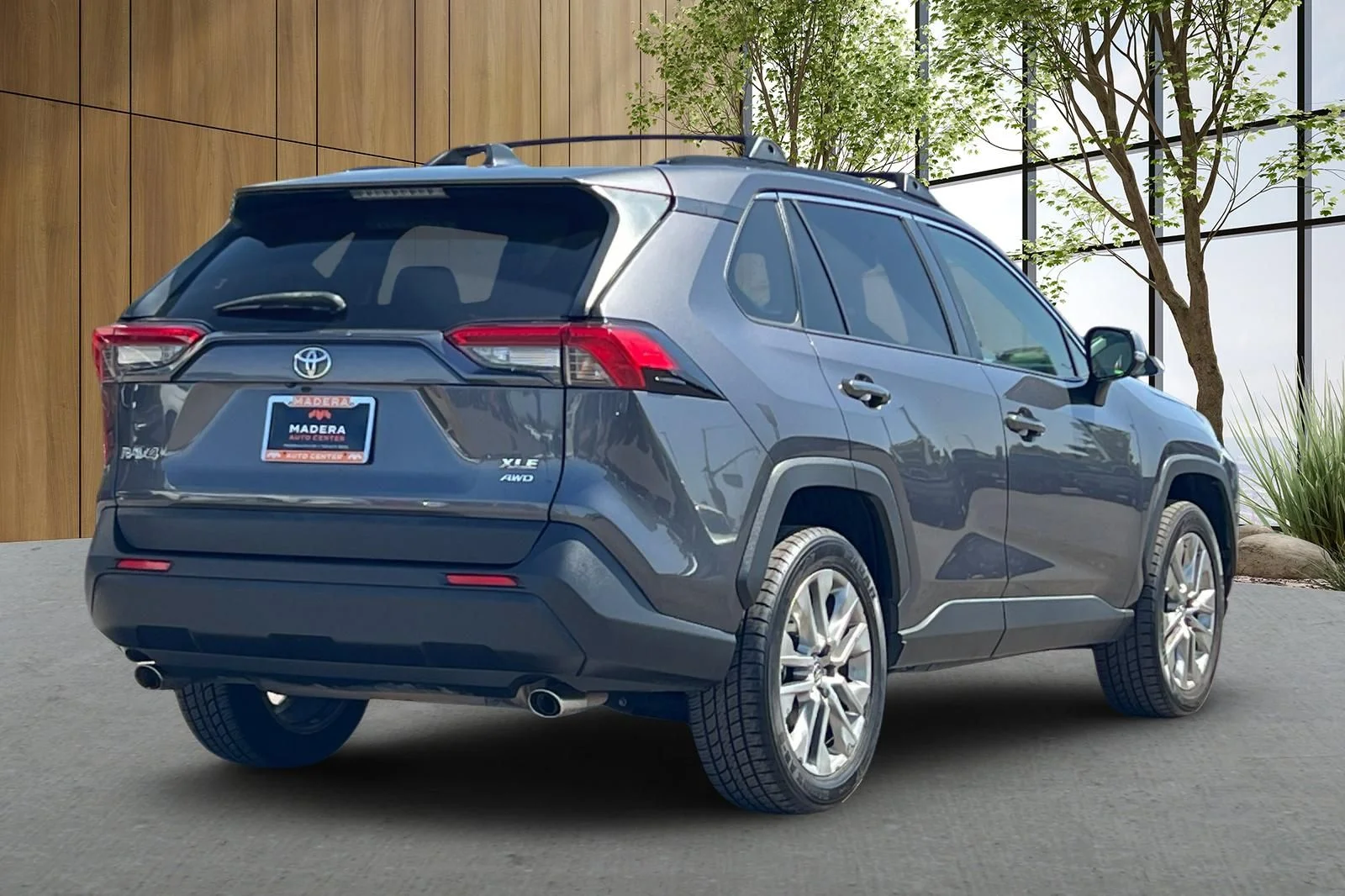 Used 2020 Gray Toyota XLE Premium image 4