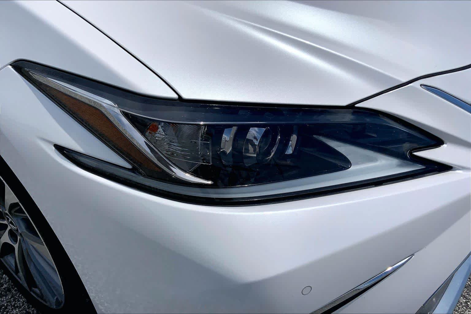 Used 2020 Eminent White Pearl Lexus  image 27