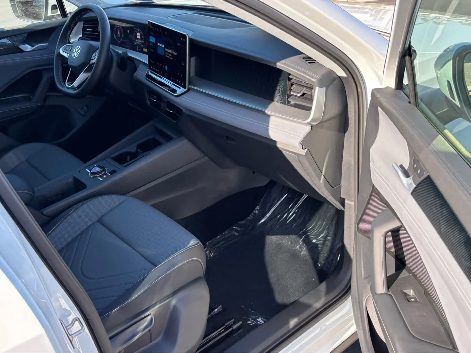 New 2026 PURE WHITE Volkswagen SE image 21