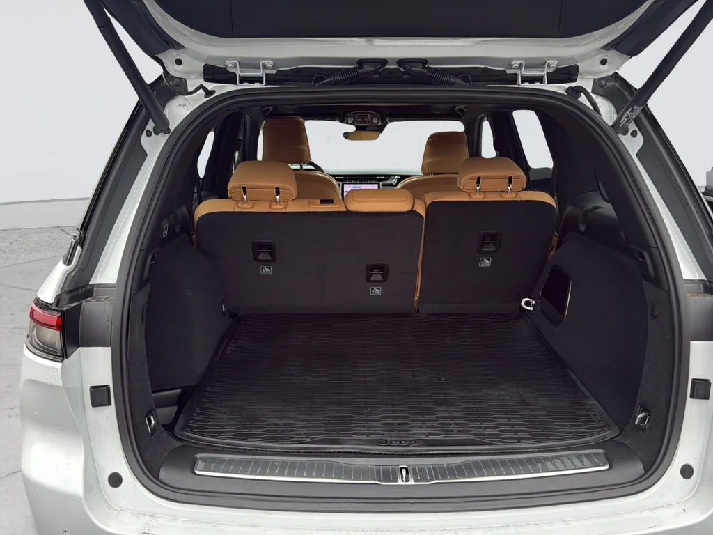 New 2025 Bright White Clear-Coat Exterior Paint Jeep Summit Reserve image 34