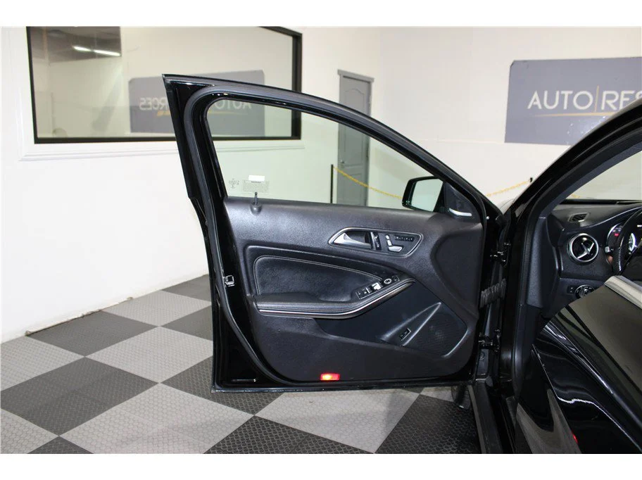 Used 2019 Black Mercedes-Benz GLA 250 image 11