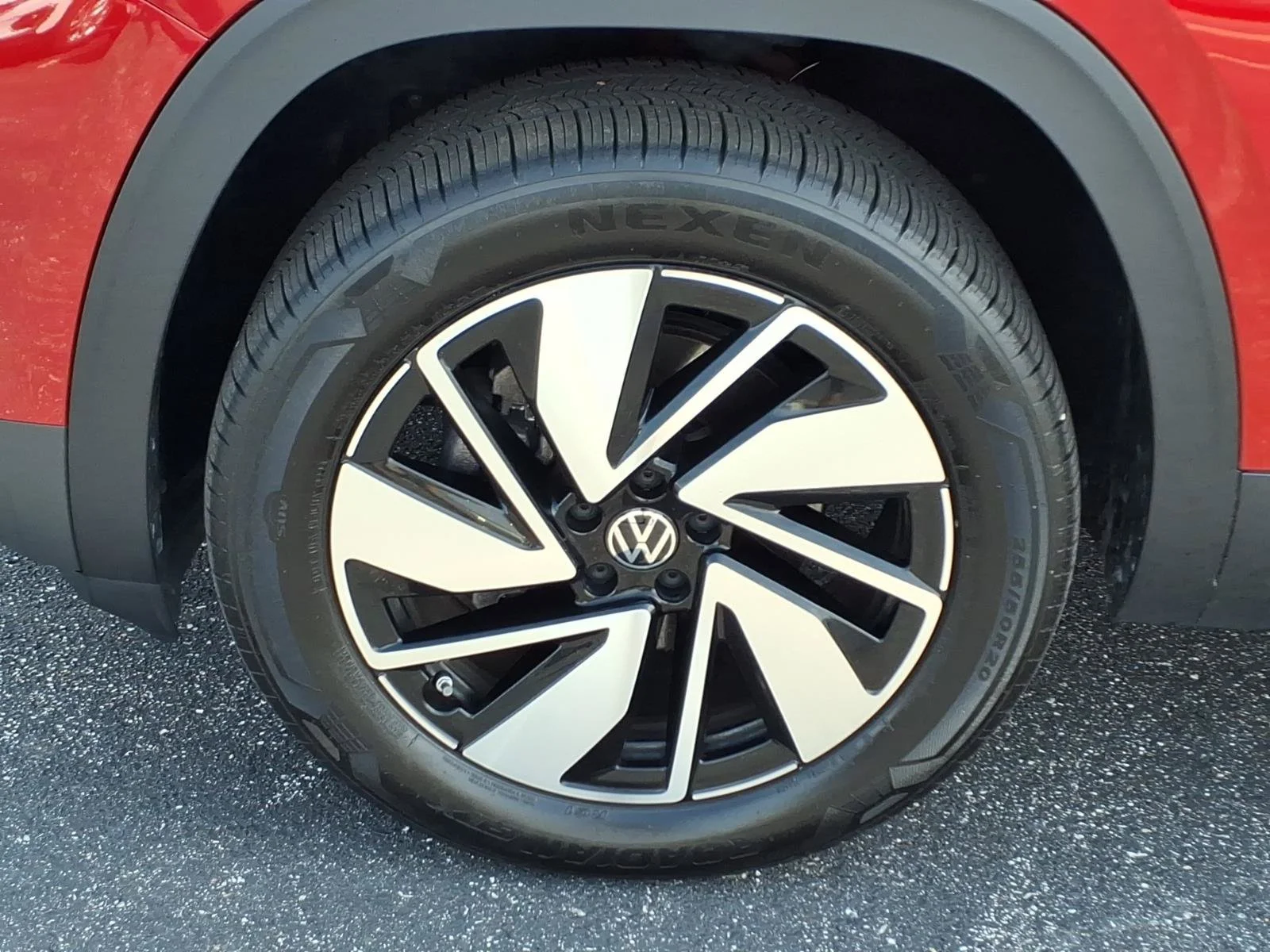 Used 2025 Aurora Red Metallic Volkswagen 2.0T SE with Technology image 31