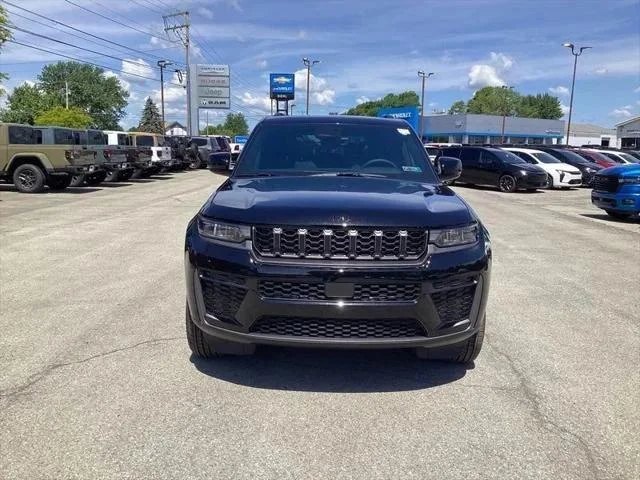 New 2026 Diamond Black Crystal Pearl-Coat Exterior Paint Jeep Laredo image 2