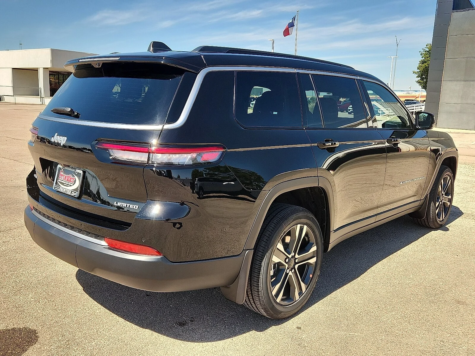 New 2027 High-Gloss Black Paint Jeep L LIMITED 4X4 image 4
