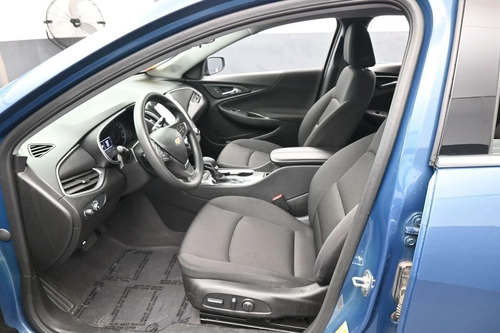 Used 2025 Lakeshore Blue Metallic Chevrolet LT image 9