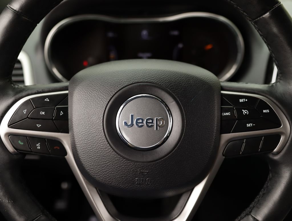 Used 2019 White Jeep Altitude 4x4 image 10