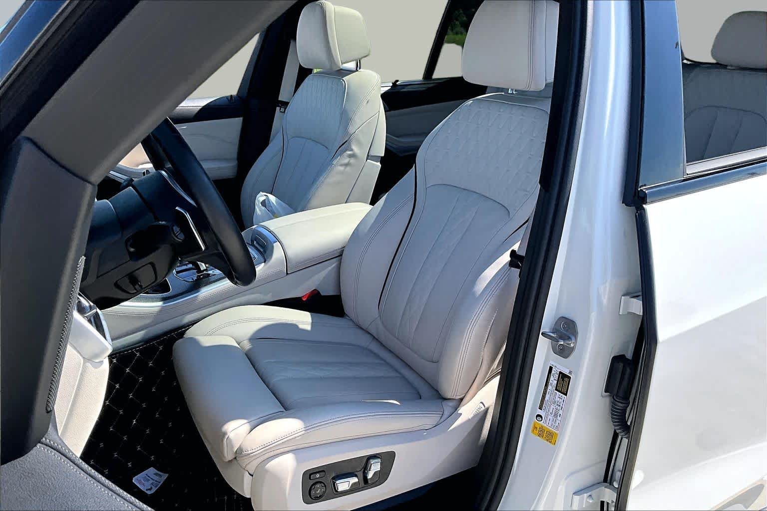 Used 2022 Alpine White BMW sDrive40i image 7