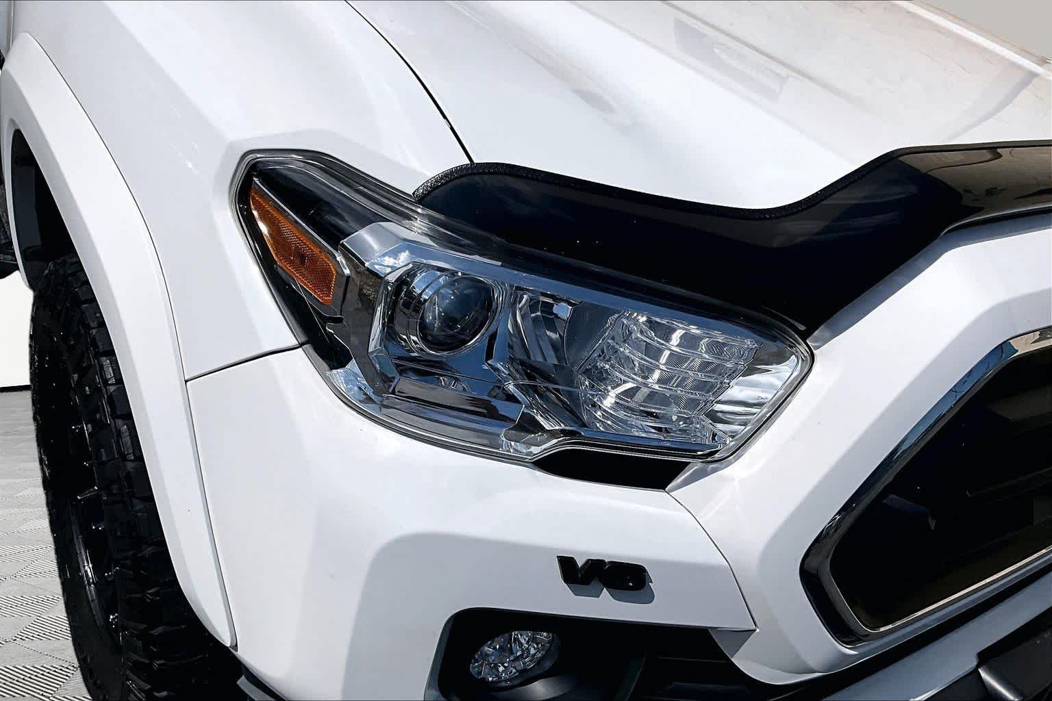 Used 2022 White Toyota SR5 image 28