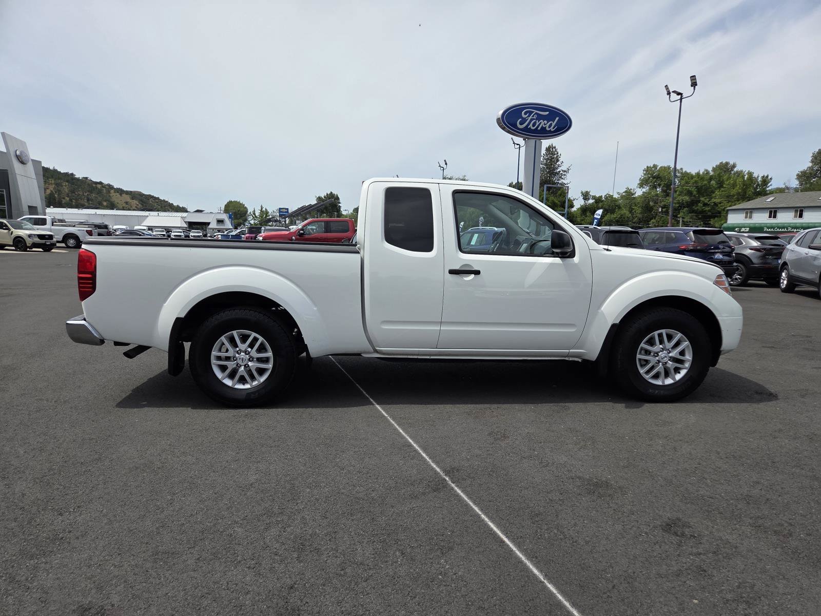 Used 2020 Glacier White Nissan SV image 4