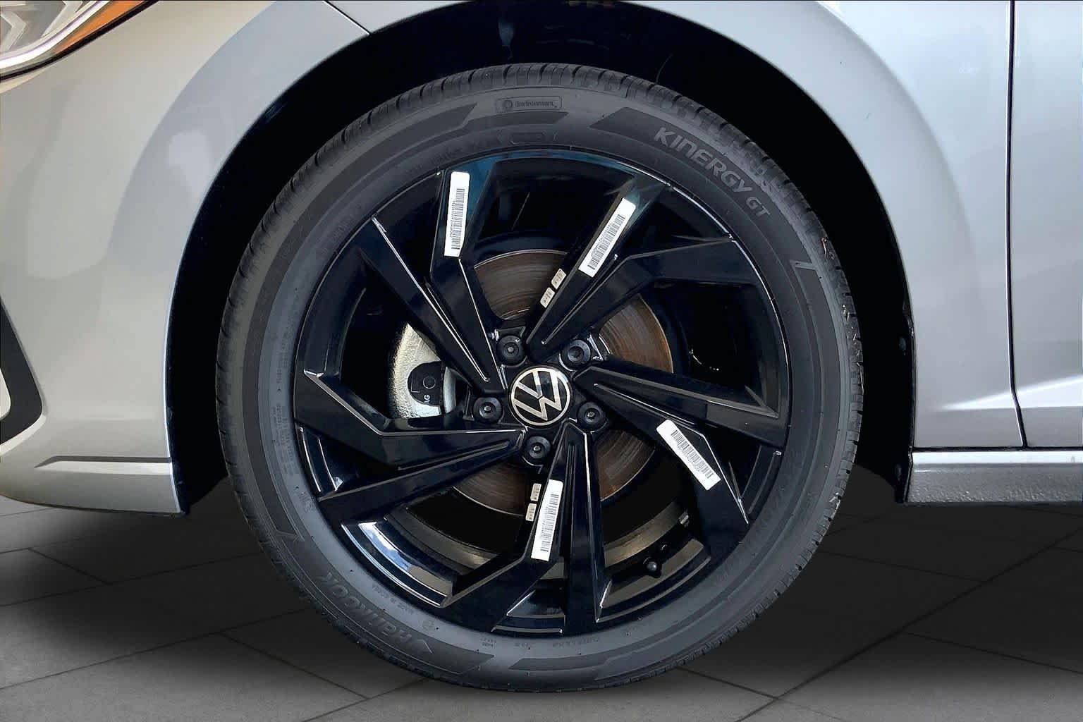 New 2026 Pyrite Silver Metallic Volkswagen SE image 11