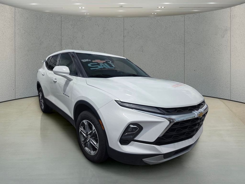 Used 2023 White Chevrolet LT image 3