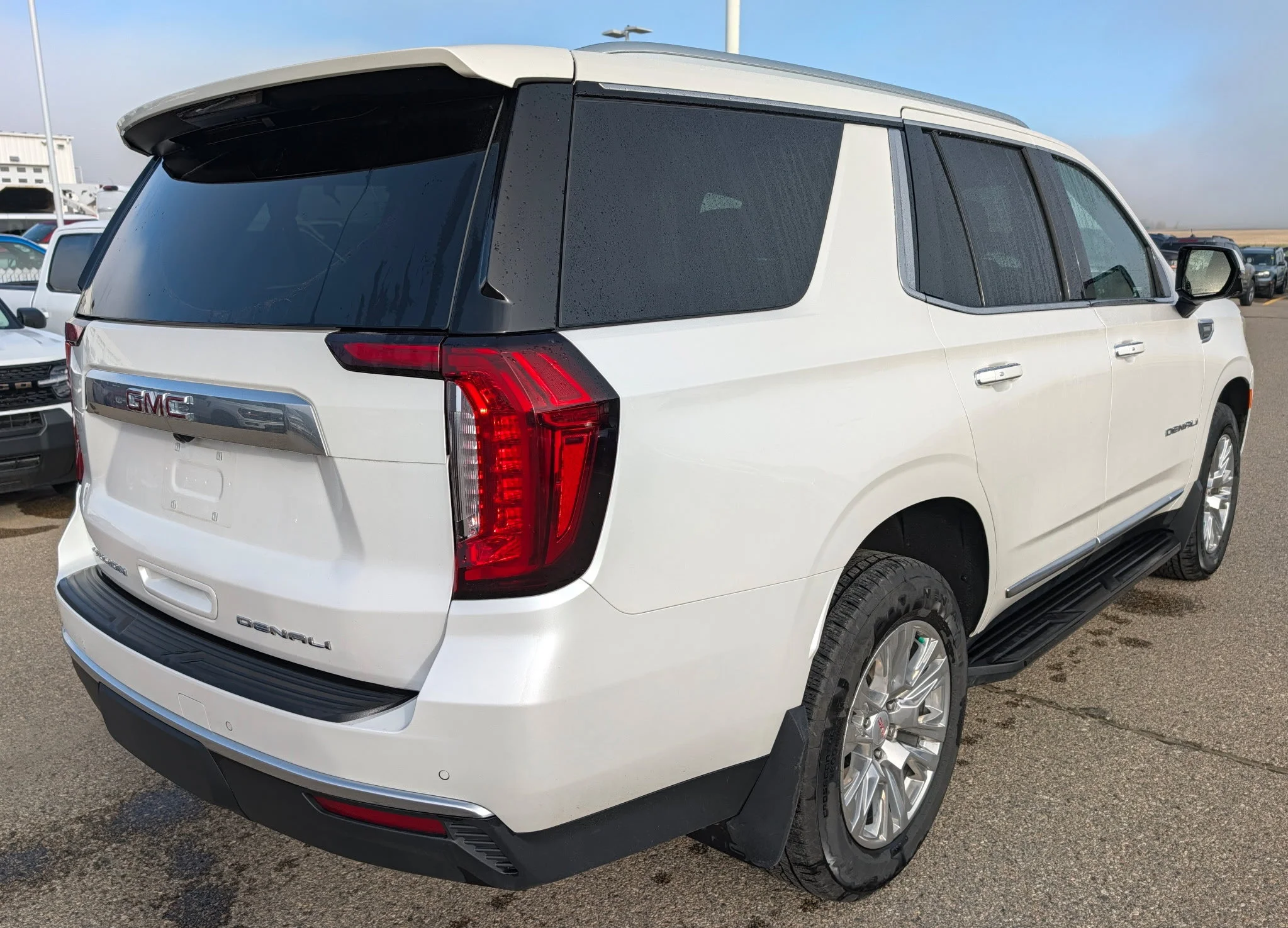 Used 2023 WHITE GMC DENALI 4WD DIESEL LOW KMS image 5