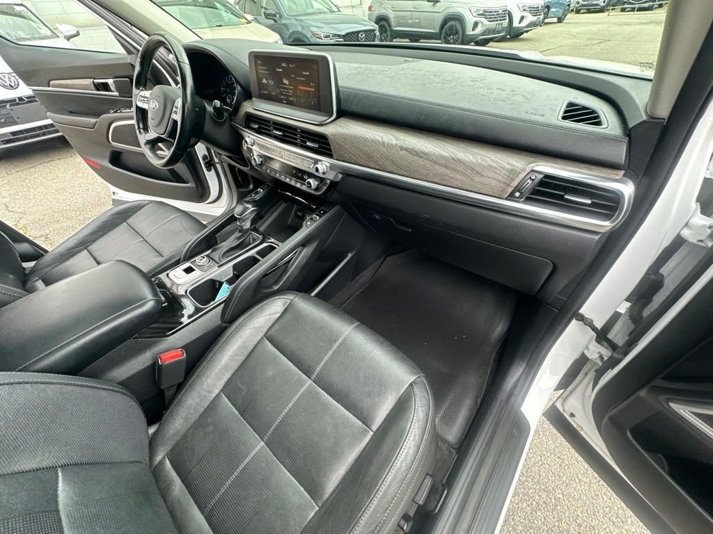 Used 2020 White Kia EX image 34