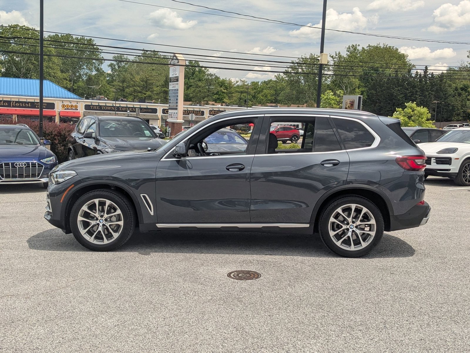 Used 2022 Arctic Grey Metallic BMW xDrive40i image 2