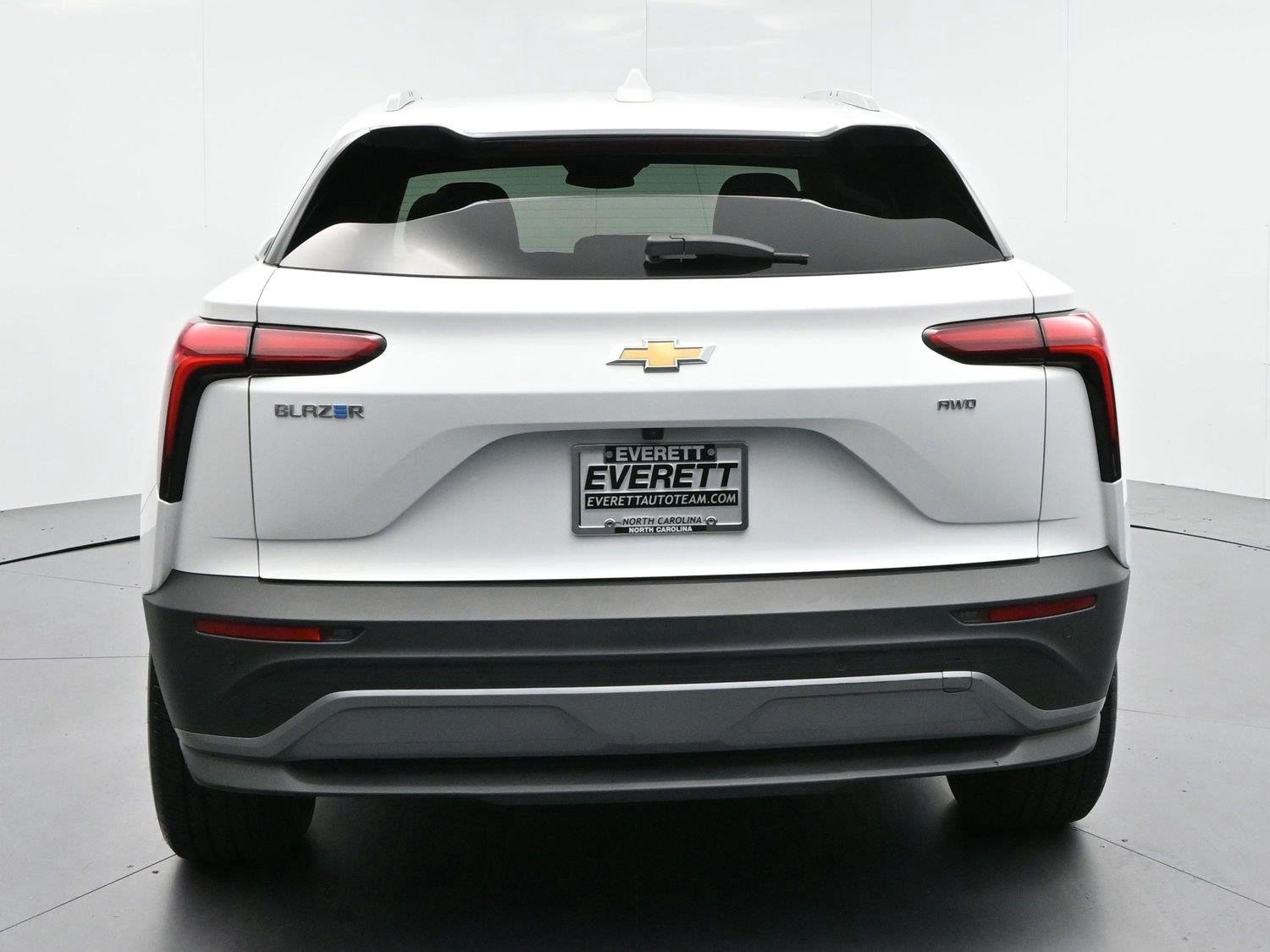 Used 2024 Summit White Chevrolet LT image 6