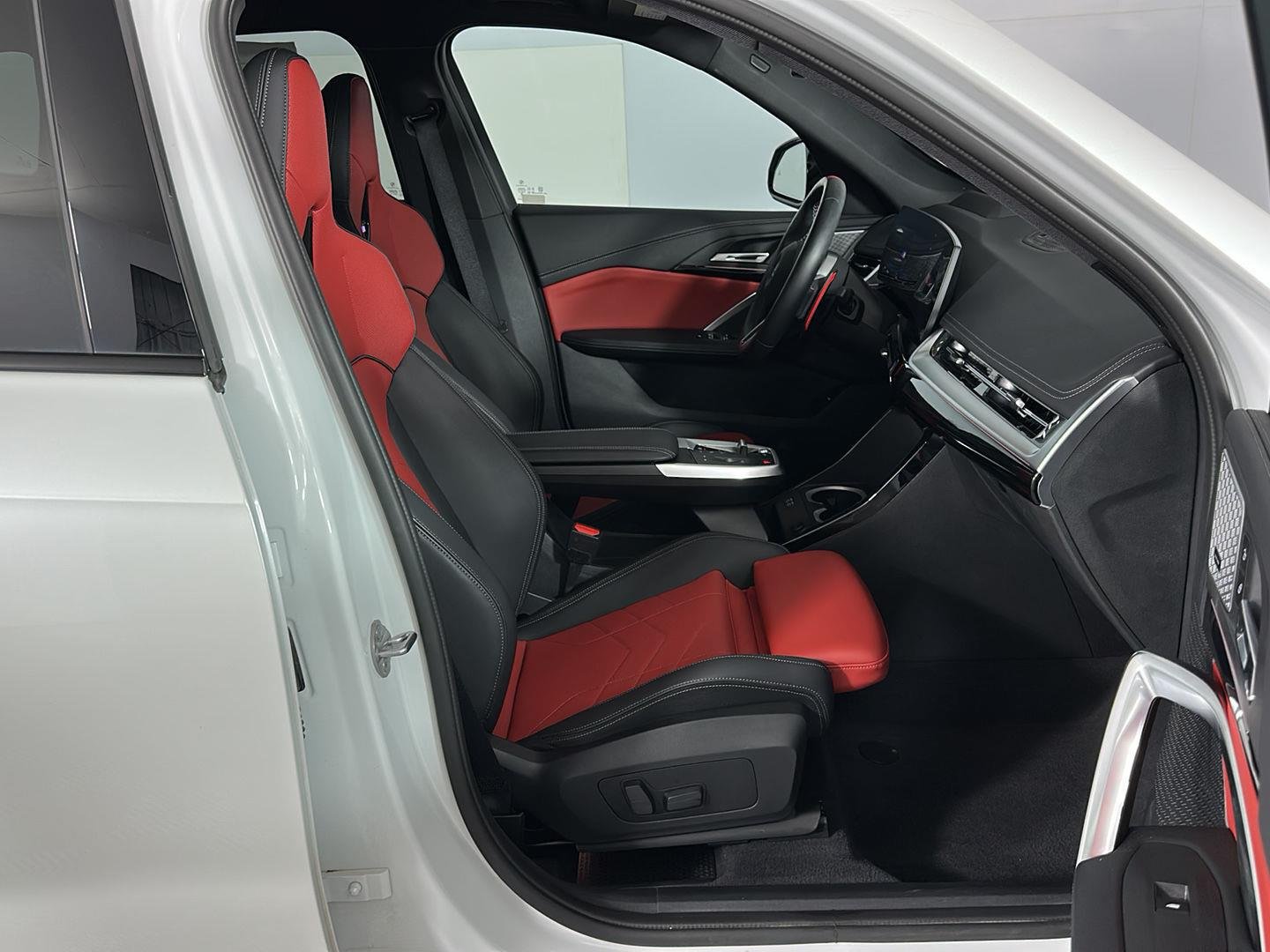 Used 2024 Mineral White Metallic BMW M35i image 29
