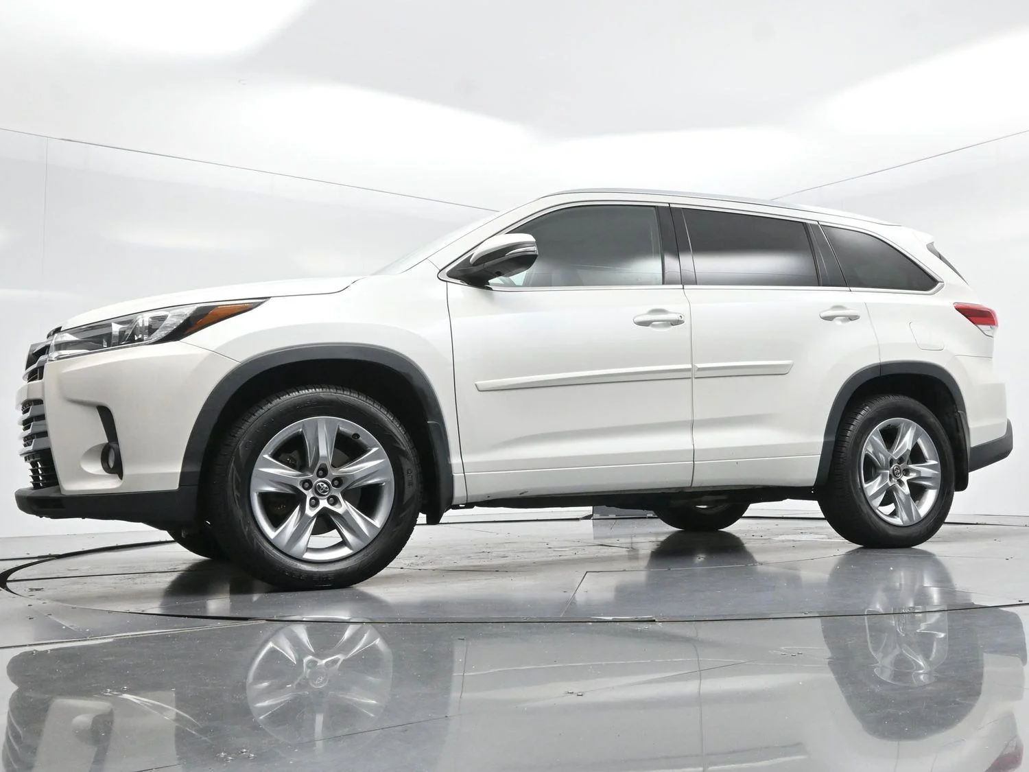 Used 2017 Blizzard Pearl Toyota Limited image 56