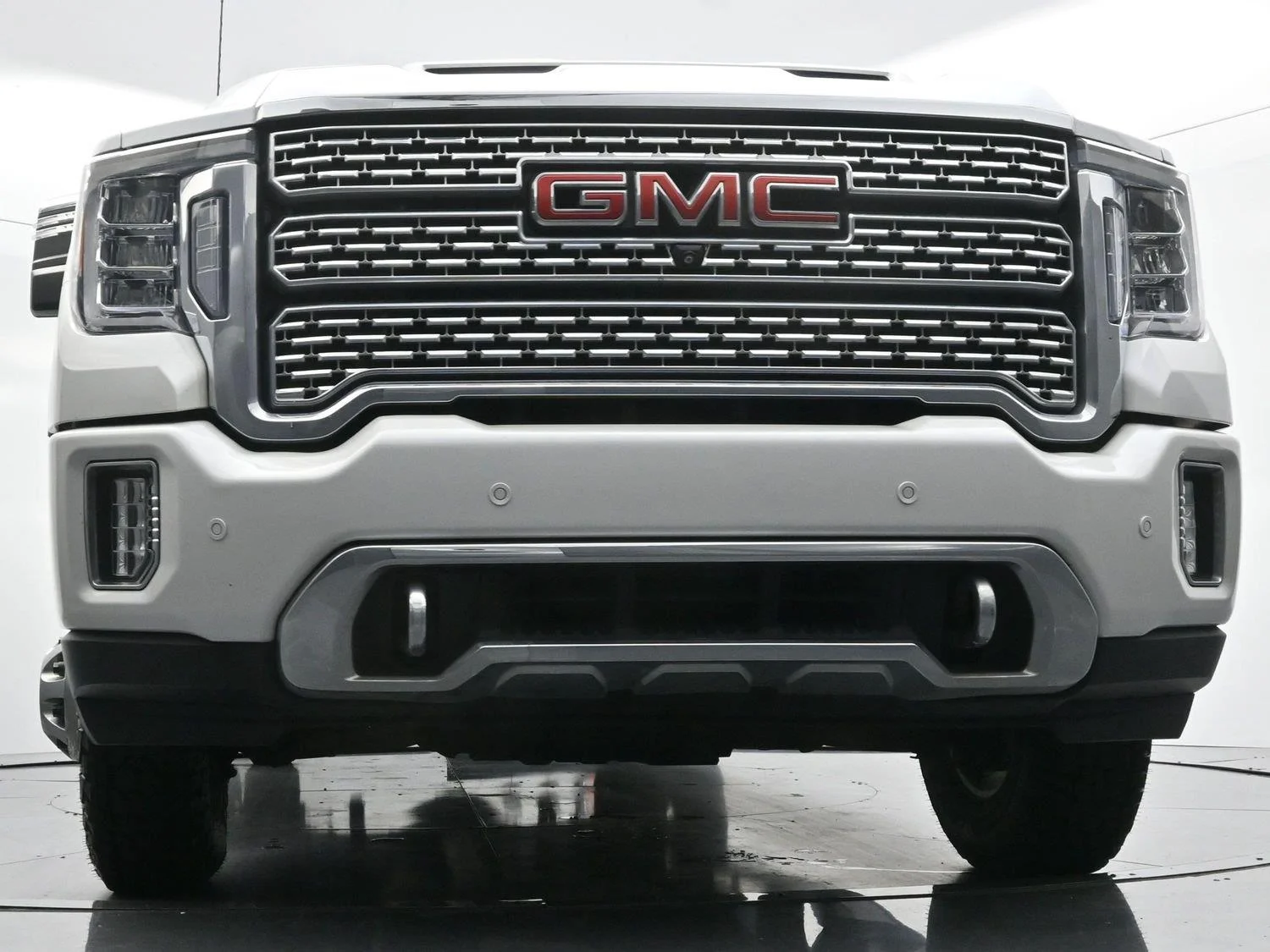 Used 2022 White Frost Tricoat GMC Denali image 47