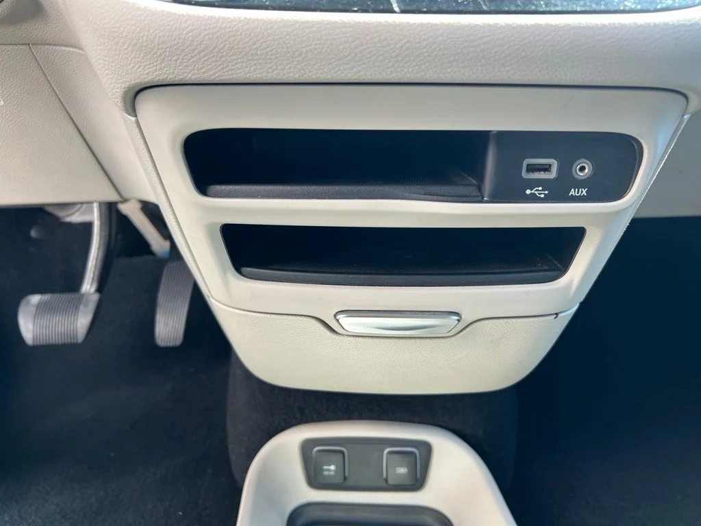 Used 2018 Billet Silver Metallic Clearcoat Chrysler Touring L image 15