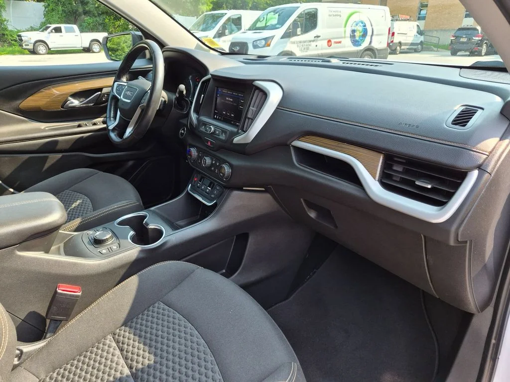 Used 2021 White GMC SLE image 24