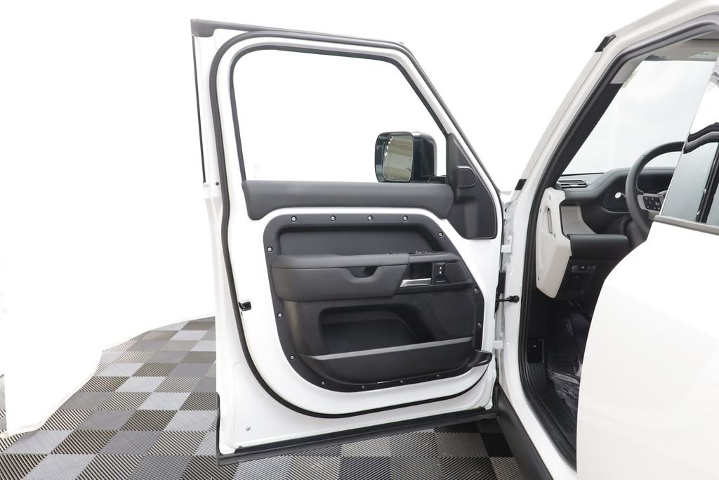 Used 2025 White Land Rover S image 5