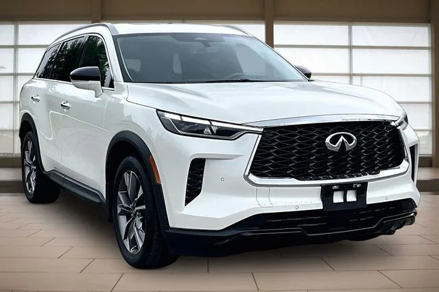 Used 2023 White INFINITI LUXE image 11