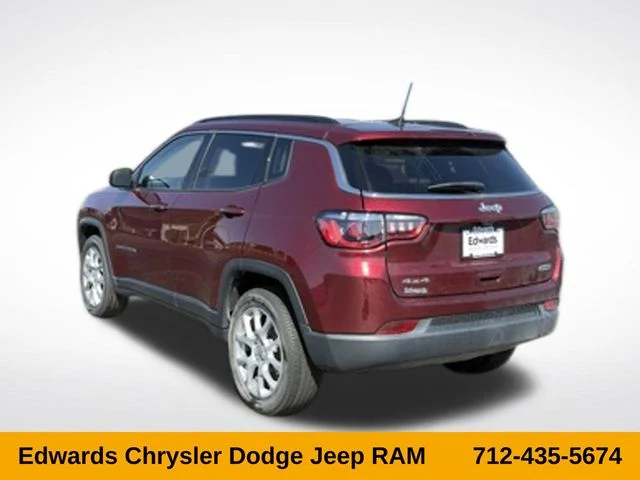 Used 2022 Red Jeep Latitude Lux image 5