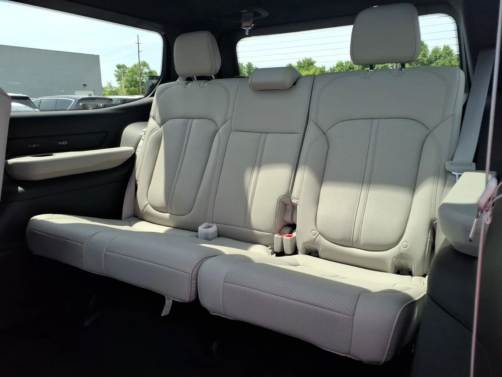 New 2026 Bright White Clear-Coat Exterior Paint Jeep Limited Reserve image 17