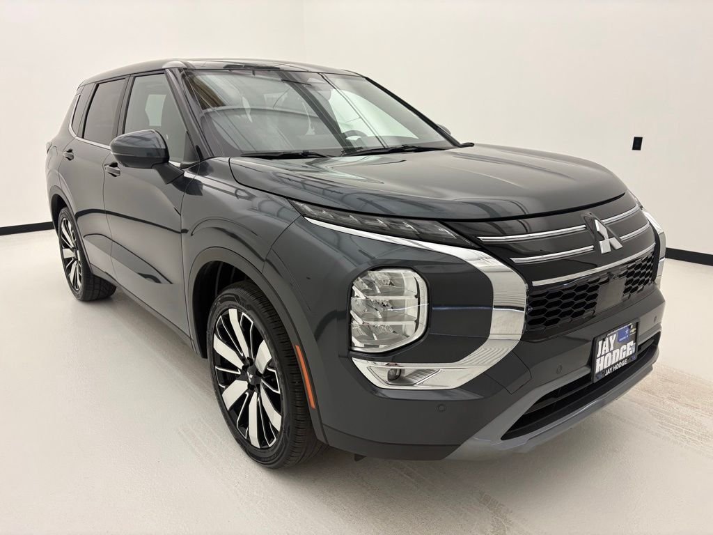 Used 2025 Gray Mitsubishi SE image 13