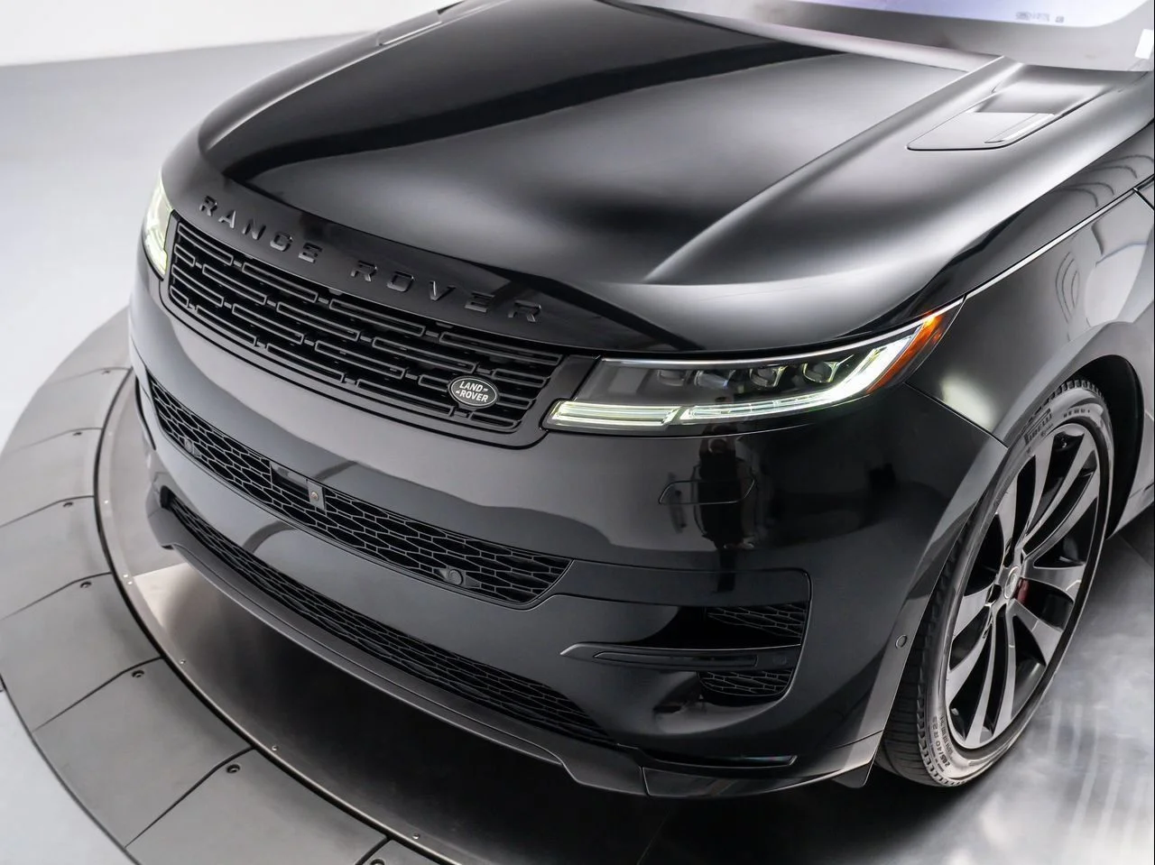 Used 2023 Black Land Rover SE Dynamic image 9