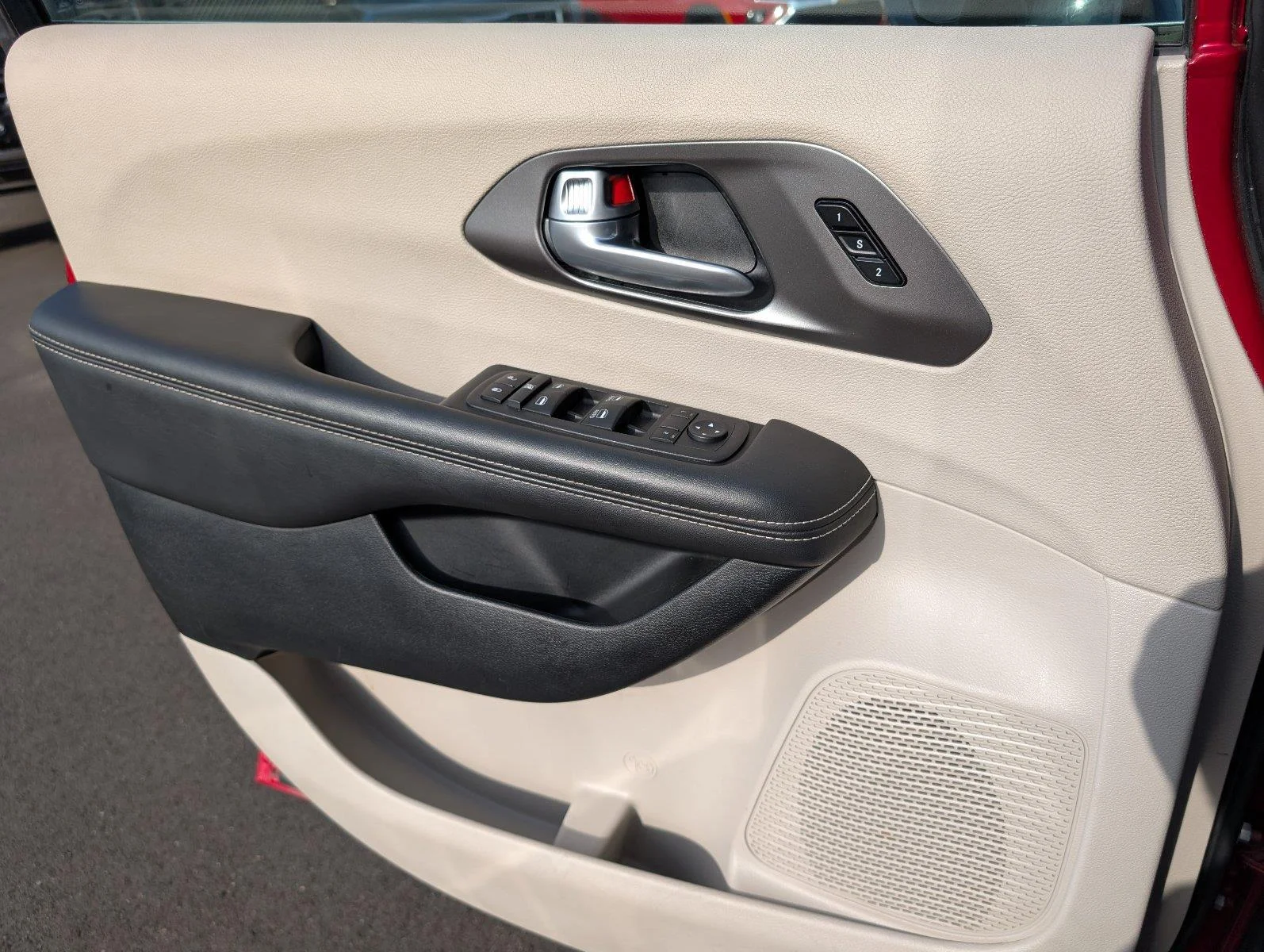 Used 2024 Red Hot Pearlcoat Chrysler Touring L image 15
