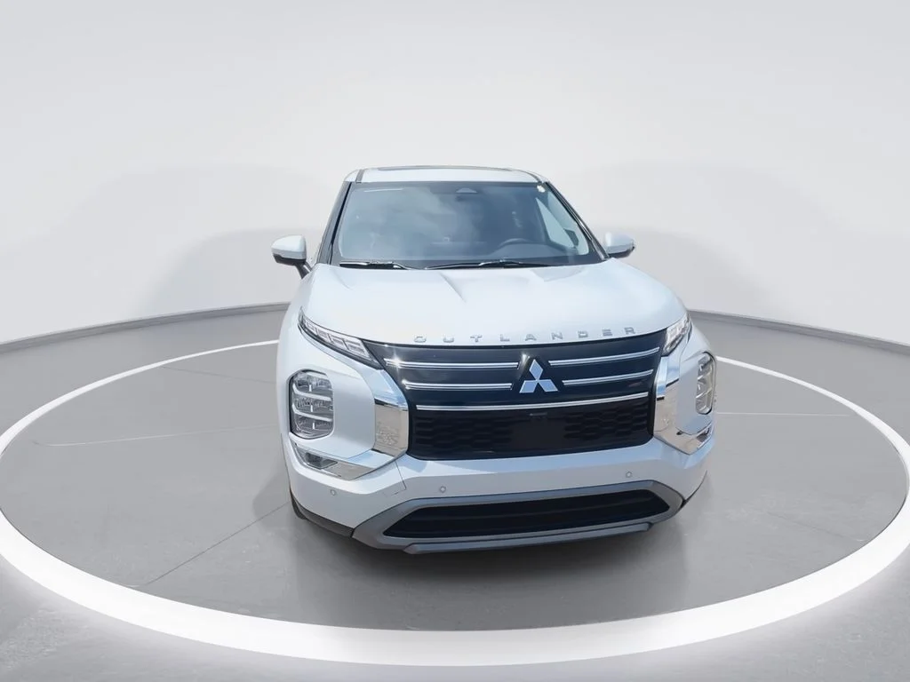 Used 2025 White Mitsubishi SE image 3