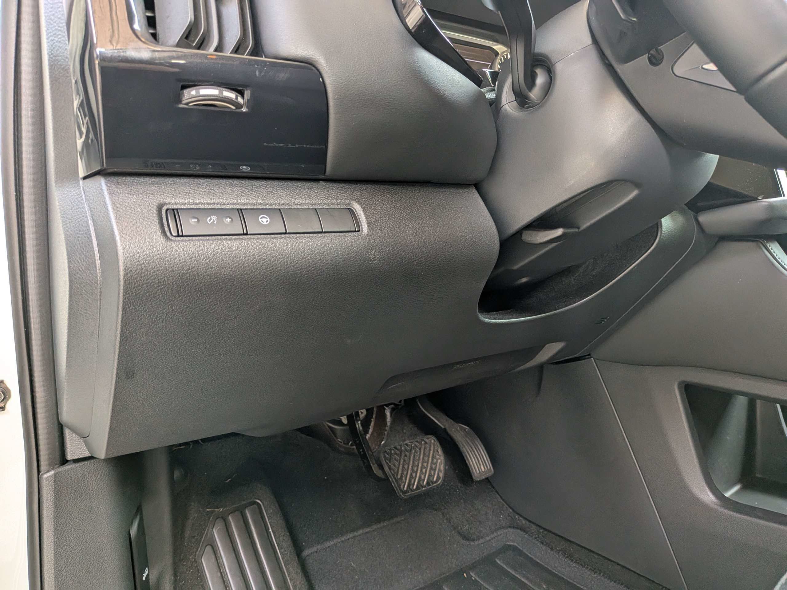 Used 2024 White Nissan SV image 17