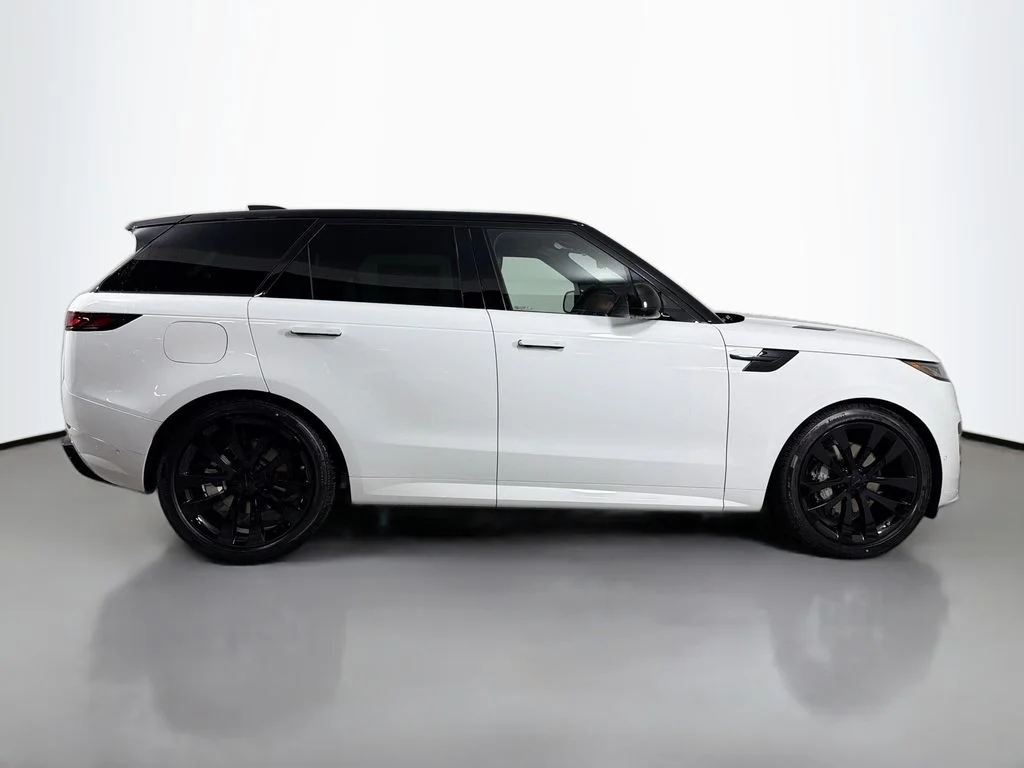 New 2026 Fuji White Land Rover Dynamic SE image 4