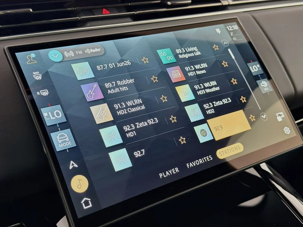 New 2026 Santorini Black Land Rover Dynamic SE image 15
