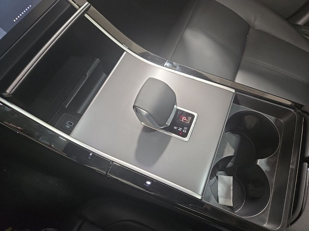 New 2026 Santorini Black LAND ROVER S image 16