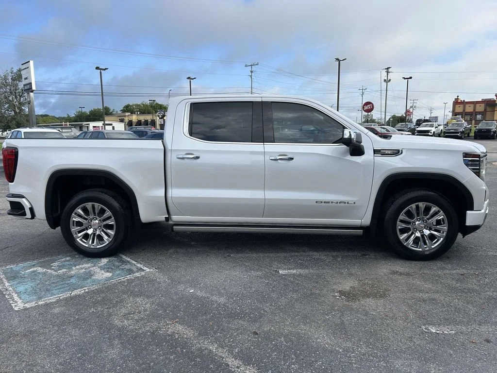 Used 2022 White Frost Tricoat GMC Denali image 2