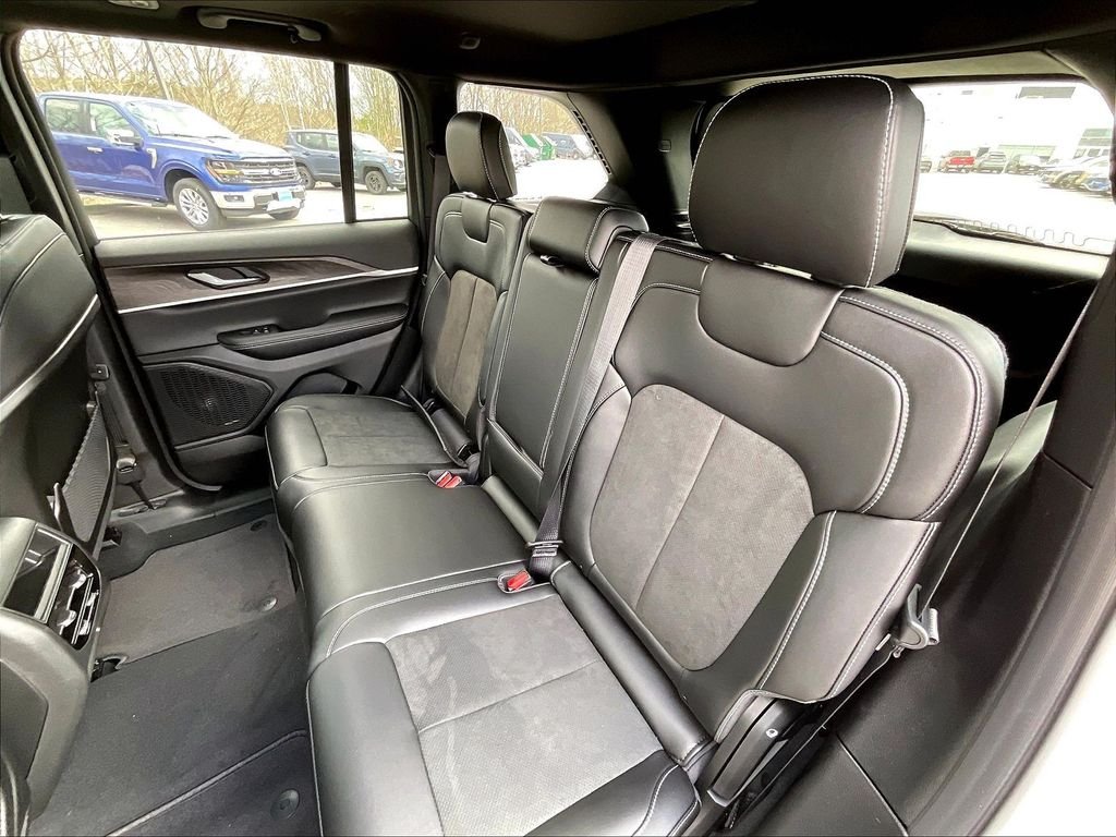 New 2026 Bright White Clear-Coat Exterior Paint Jeep Altitude image 15
