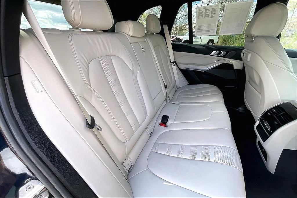 Used 2021 Black BMW xDrive40i image 27