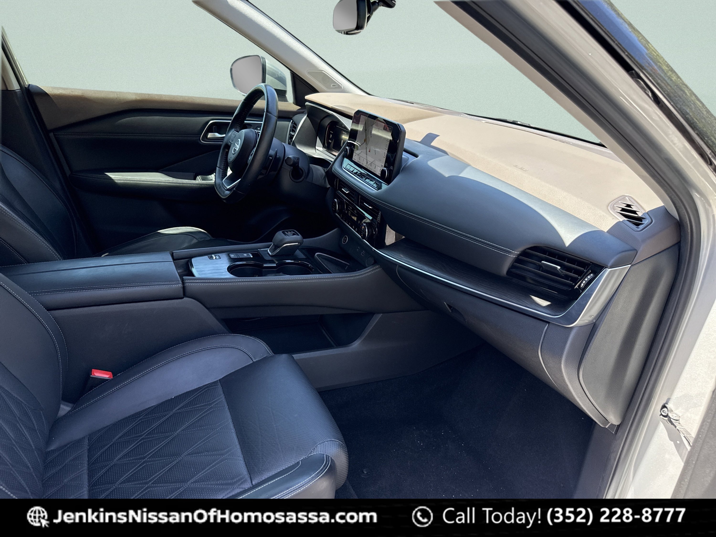 Used 2021 Brilliant Silver Metallic Nissan Platinum image 18