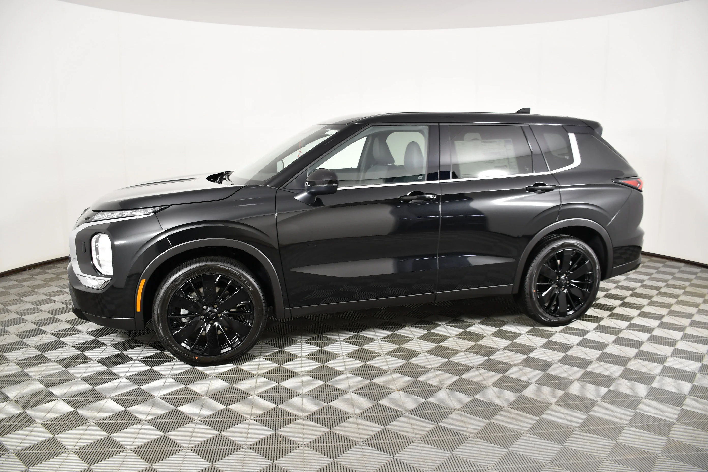 New 2026 Black Diamond Mitsubishi LE image 8