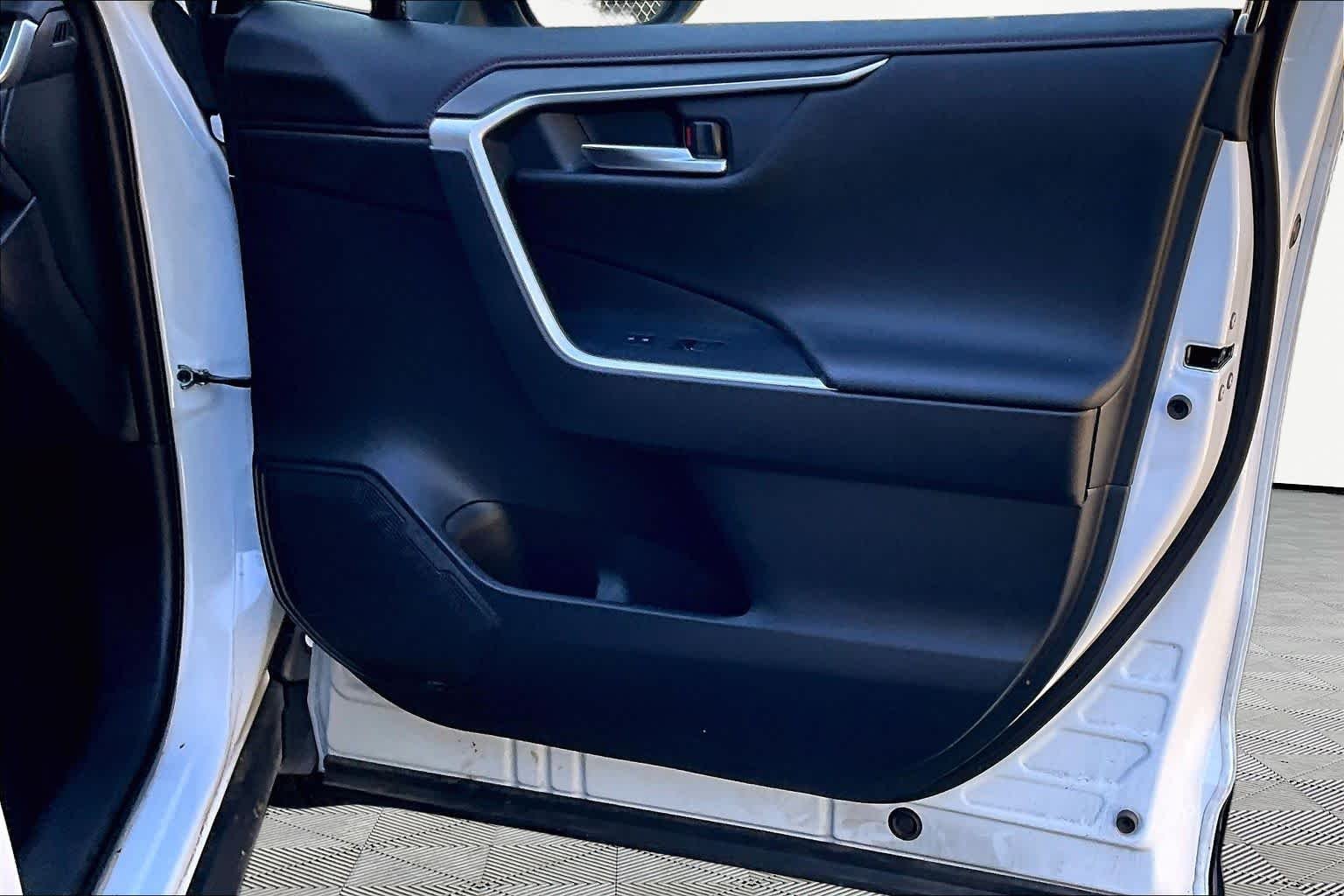 Used 2025 Wind Chill Pearl/Midnight Black Metallic Toyota XSE image 23