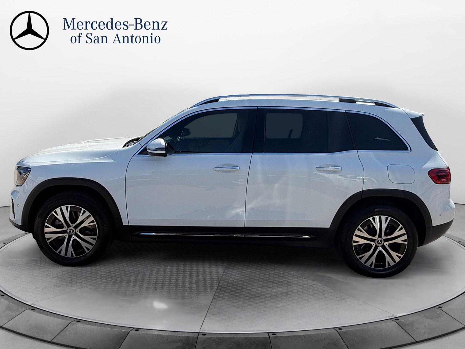 Used 2025 Polar White Mercedes-Benz GLB 250 image 4