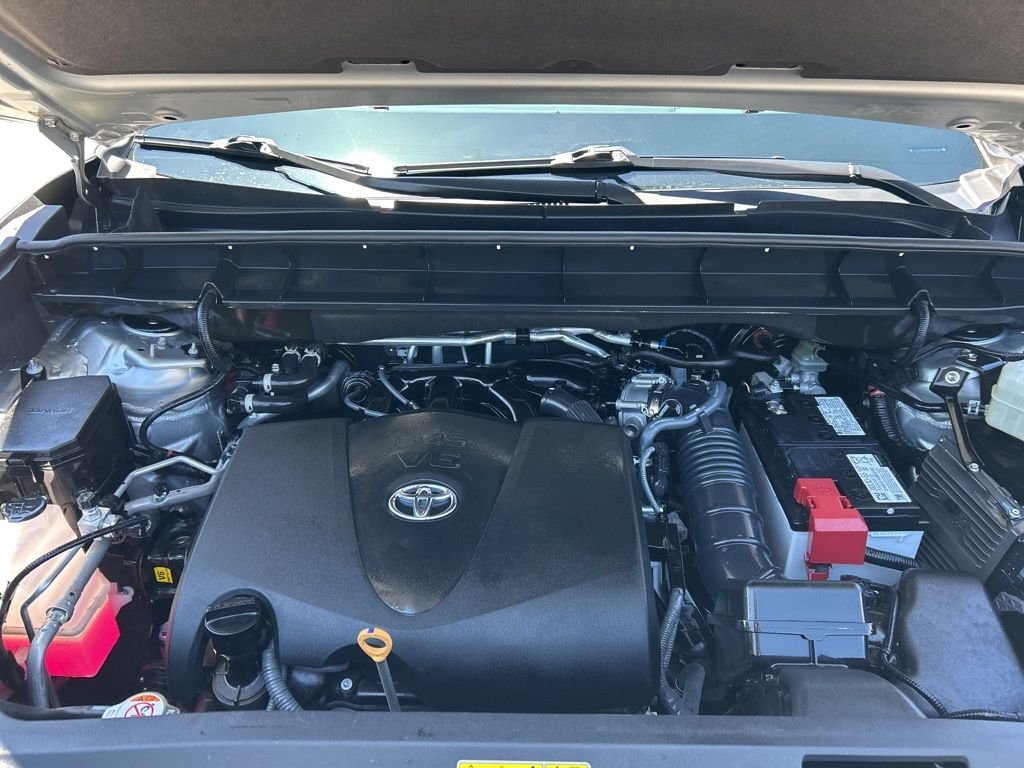 Used 2021 Silver Toyota XLE image 27