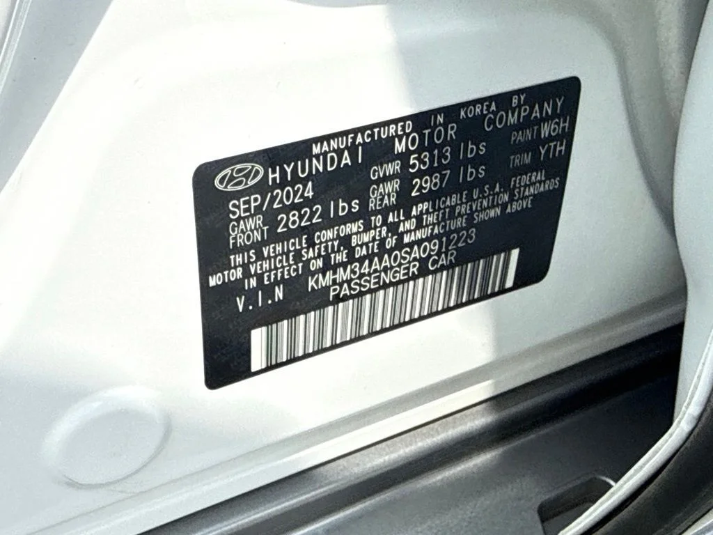 Used 2025 White Hyundai SEL image 31