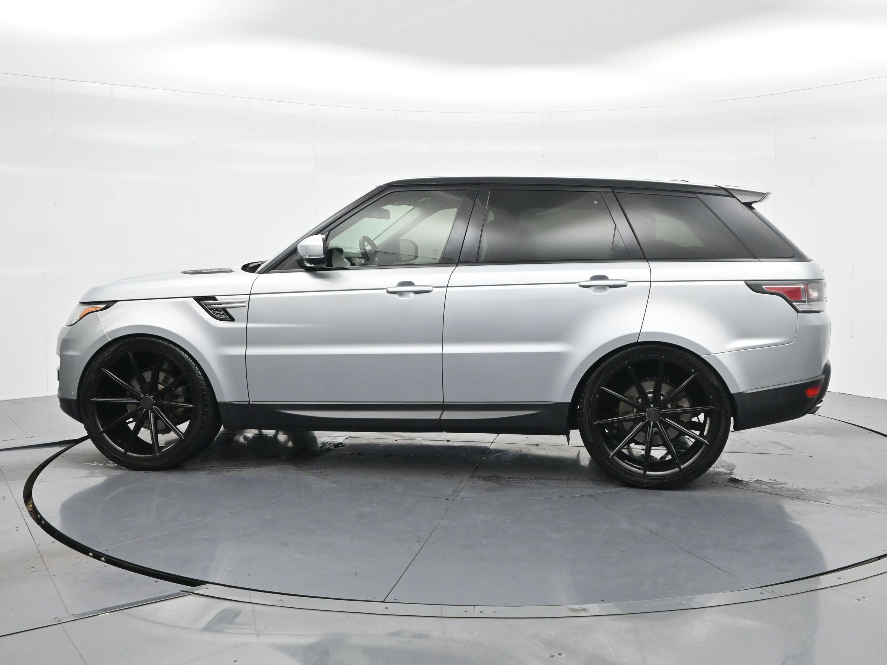 Used 2014 Causeway Gray Metallic Land Rover HSE image 8